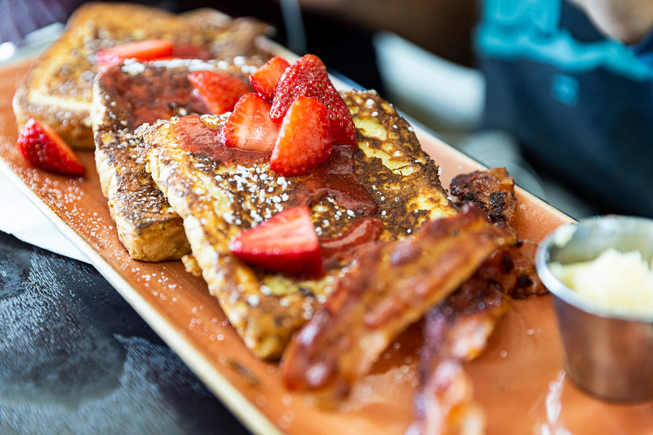 Cinnamon toast with strawberries